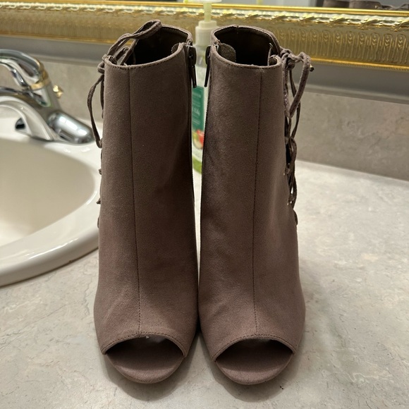 Open toe beige heels! So cute never worn! - Picture 2 of 5